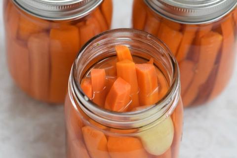 Pickling jars with carrots