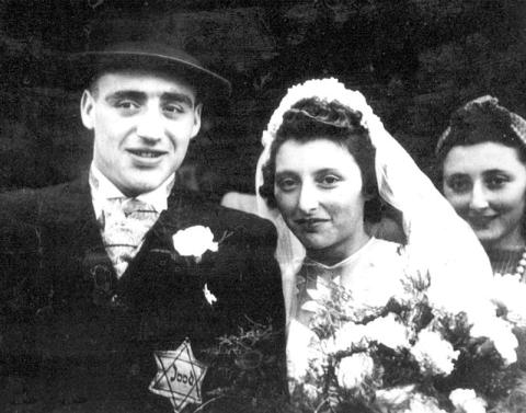 Black and white photo of Jewish groom and bride dressed in wedding attire